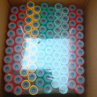 Tubos de la colección de la muestra de sangre del vacío con color púrpura negro azulverde amarillo rojo